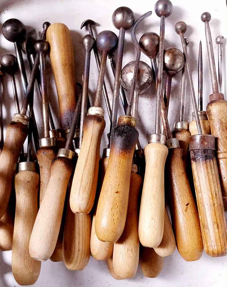 Antichi strumenti artigianali ferri da fiori per modellare la seta