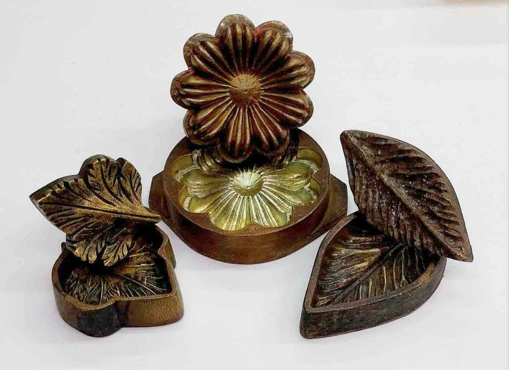 Stampi antichi in ottone per modellare petali e foglie di fiori in seta
