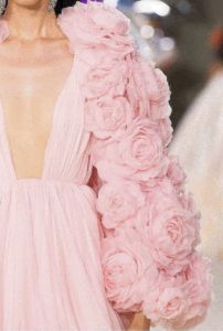 Rose smerlate in seta per Giambattista Valli Haute Couture 2022