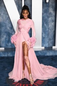 Winnie Harlow in Giambattista Valli polsini di peonie in seta