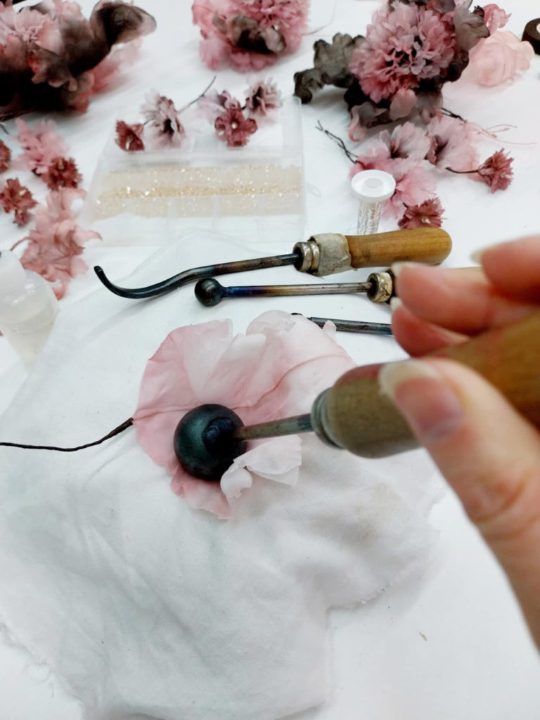 lavorazione a mano di un petalo