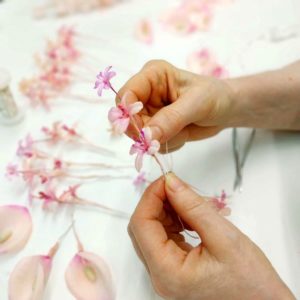 Assemblaggio fiorellini mignon seta lavorazione tralcio damigella
