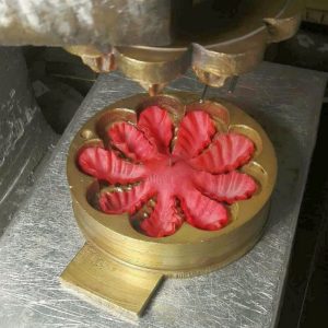 Corolla margherita corallo seta stampo ottone ricamo