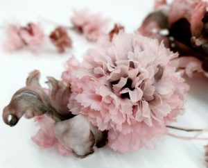 Garofano in seta dipinto a mano dettaglio tralcio vintage