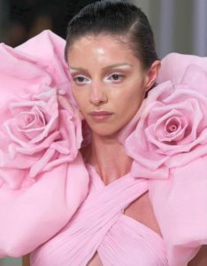 Rose giganti in seta per Giambattista Valli Haute Couture 2024