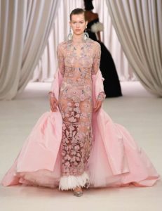 Abito con orlo rifinito con petali artigianali di seta