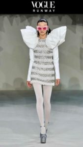 Abito con ricamo di petali in 3D Giambattista Valli HC 2023