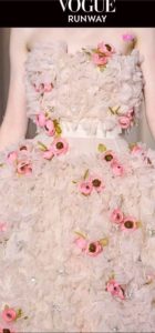 Abito ricamato con petali e fiori 3D Haute Couture 2024
