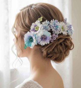 Acconciatura sposa con margherite e dalie in seta dipinte a mano