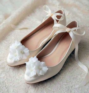 Ballerine sposa in raso avorio con fiorellini mignon in seta