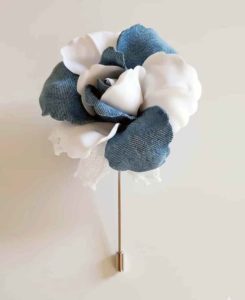 Boutonnièr rosa artigianale in denim e popeline accessorio moda