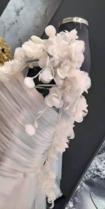 Cascata di fiori e petali in organza di seta su abito da sposa