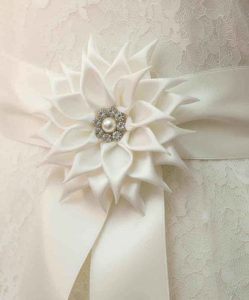 Cintura sposa con fiore artigianale tecnica nastro di raso