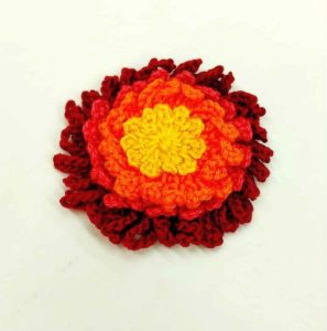 Colorful crochet flower dalia stilizzata applicazione moda