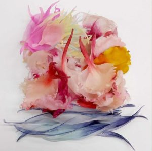 Composizione artistica di petali artigianali in seta e velluto