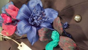 Composizione fiori tropicali seta tessuto cravatte The One Milano 2021