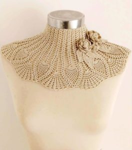 Crochet moda collo mantellina handmade con ramage di camelie