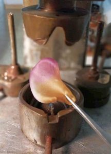 Dettaglio tralcio floreale vintage calla dipinta seta pura