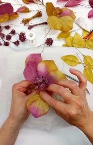 Dettaglio tralcio floreale vintage fiore seta pura ispirazione fiore di ciliegio