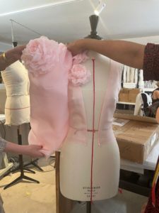 Fitting rose smerlate seta studio giambattista Valli Parigi