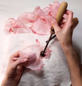 Formatura a caldo di un petalo di peonia in seta pura