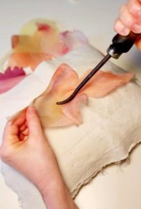 Formatura a caldo di un petalo foglia di quercia in seta pura