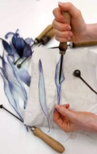 Formatura a caldo di un petalo piuma in seta pura dipinto a mano