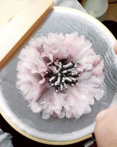 Garofano bidimensionale seta ricamo perline