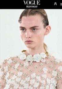Giambattista Valli Haute Couture 25 dettaglio ricamo petali stampati seta broderie