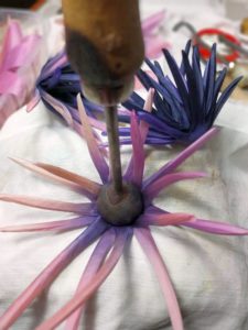 Lavorazione artigianale corolla margherita stilizzata fiore cerimonia seta