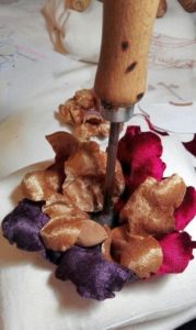 Lavorazione artigianale corolle velluto fiore ready to wear