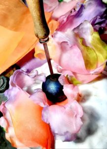 Lavorazione artigianale petalo peonia seta dipinta The One Milano