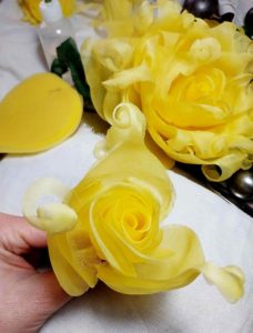 Lavorazione artigianale rosa onirica seta fiore haute couture