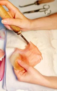 Lavorazione handmade petalo organza seta dipinto broderie