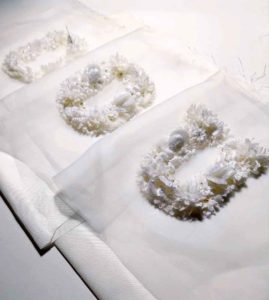 Lettere ricamate con fiorelini di seta decori