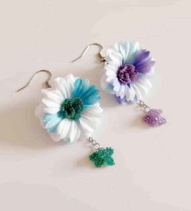 Orecchini pendenti con margherite in seta dipinte a mano