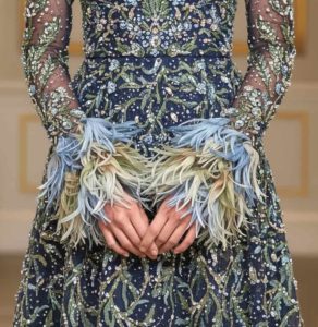 Polsini di petali di bluette in seta pura su abito ricamato 2