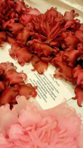 Produzione Peonie in seta Giambattista Valli ready-to-wear 2022