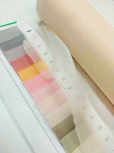 Scelta colore seta pura su campionario fiori haute couture