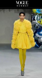 Soprabito ricamo petali camelia 3D in seta artigianato di lusso