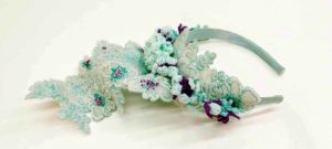 Spettacolo Fascinator in pizzo ricamato e crochet