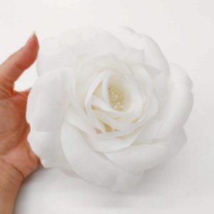 Spilla Camelia in doppia organza di seta accessorio sposa