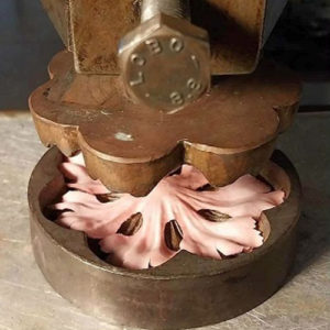 Stampo antico 800 ottone corolla stampata garofano seta ricamo