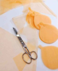 Taglio petali in seta per fiori 3D da haute couture