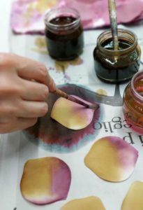 Tintura tecnica sfumata petali seta nuance delicate bronzo viola