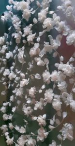 Tralci sposa di fiori e petali in seta con dettagli in crochet