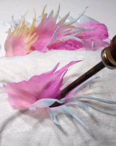 lavorazione artigianale petalo organza dipinto