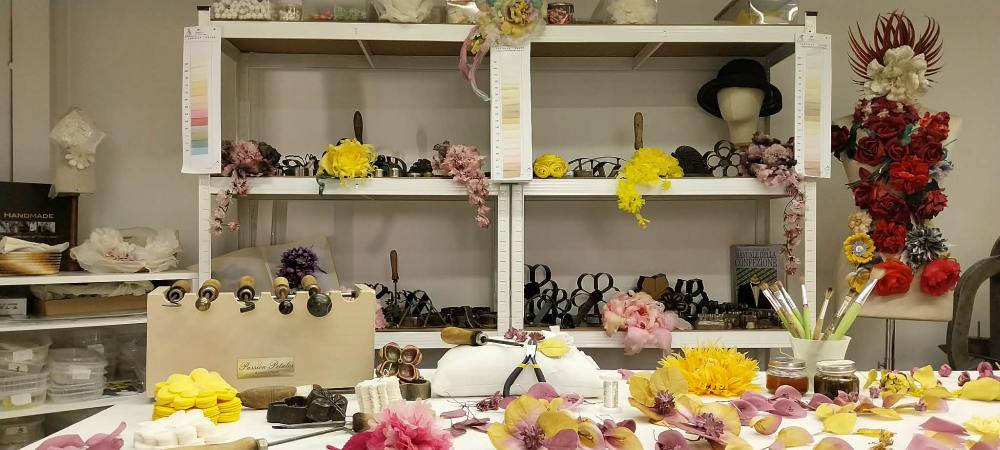 Tavolo da lavoro con ferri e fiori in seta fatti a mano