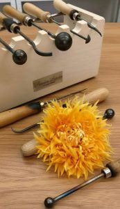 set di strumenti per la modellazione a caldo di petali in seta.